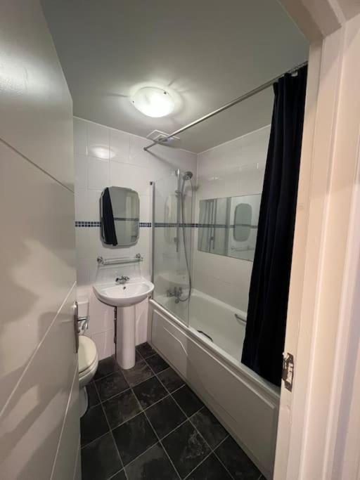 Lovely 1 Bedroom Apartment In West Kensington Londra Dış mekan fotoğraf