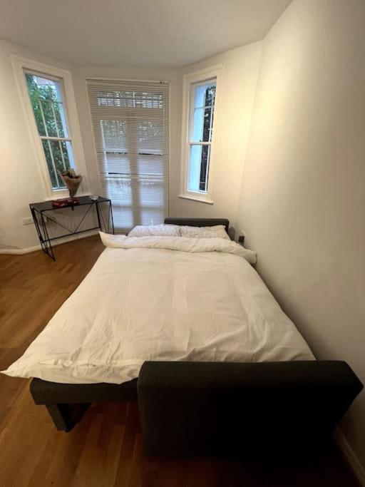 Lovely 1 Bedroom Apartment In West Kensington Londra Dış mekan fotoğraf