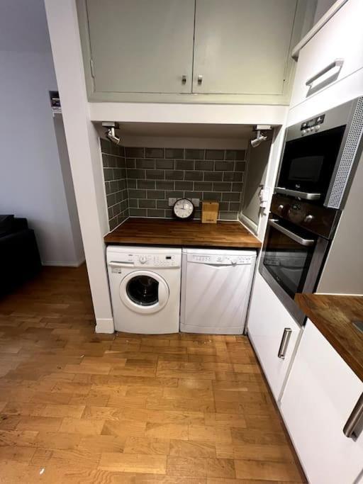 Lovely 1 Bedroom Apartment In West Kensington Londra Dış mekan fotoğraf